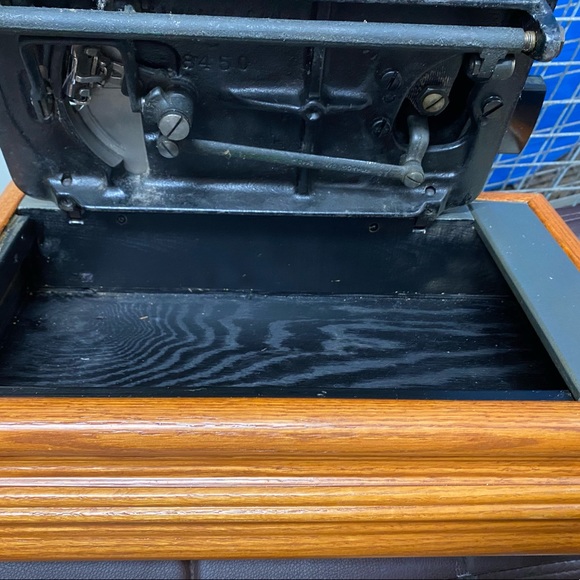 MAKE ME AN OFFER!!! Super cool antique sewing machine - Picture 3 of 8